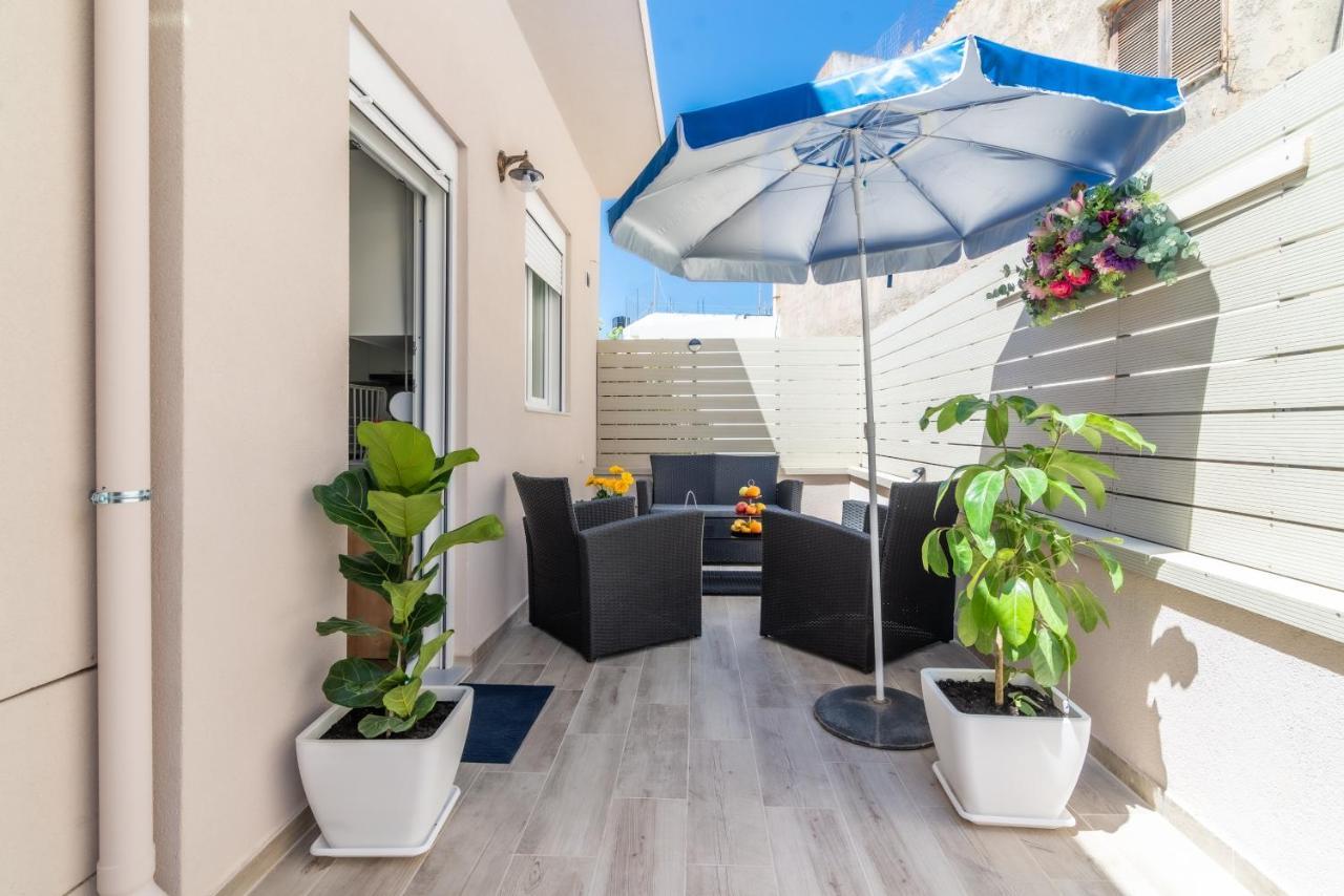 Sophia's Comfortable With A Private Backyard * Gazi